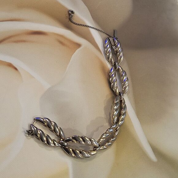 MONET goldtone bracelet 7.1/4" - Picture 4 of 6